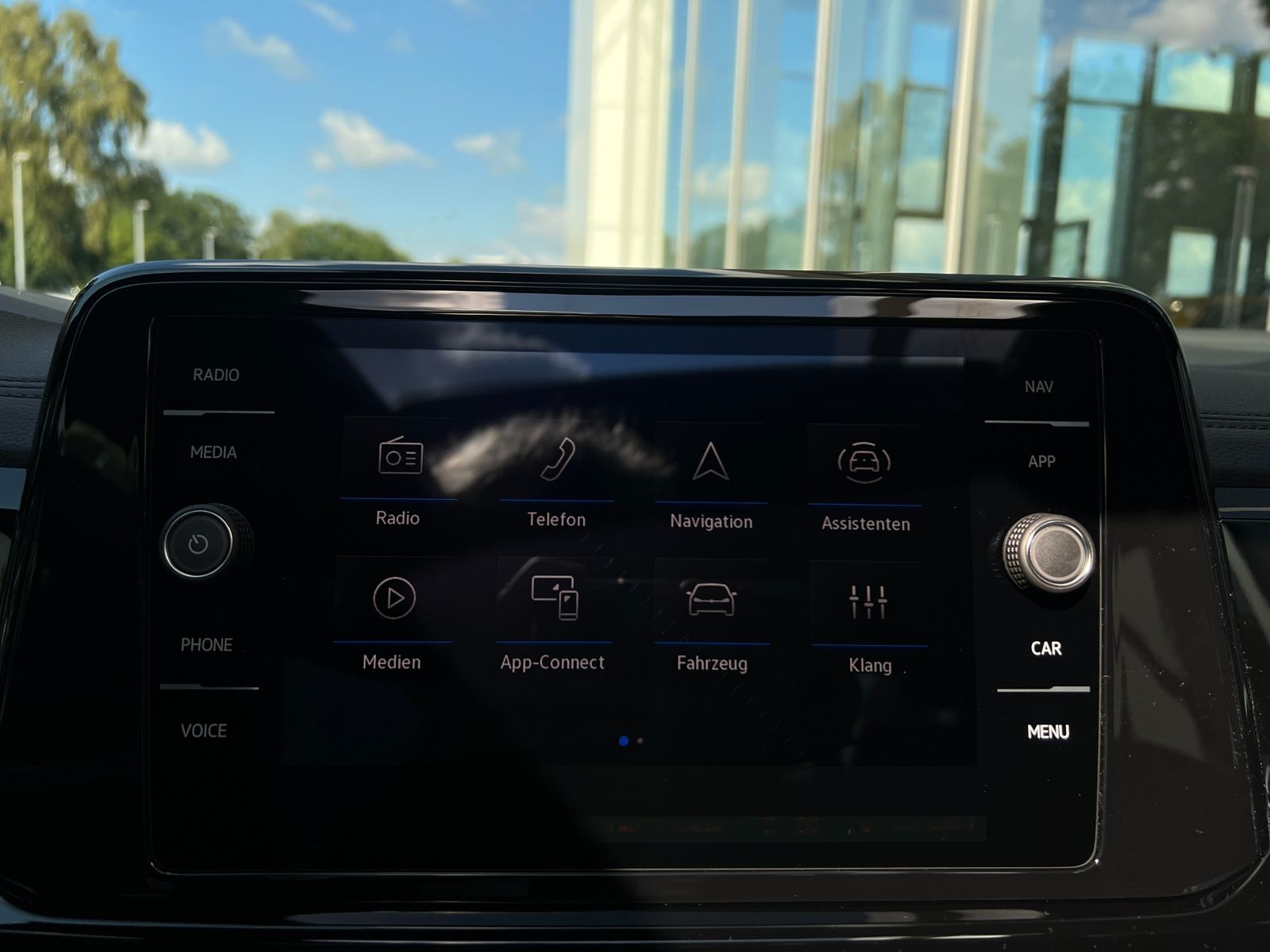 Fahrzeugabbildung Volkswagen T-Roc R-Line 1.5 TSI DSG *AHK, Pano, Black Style