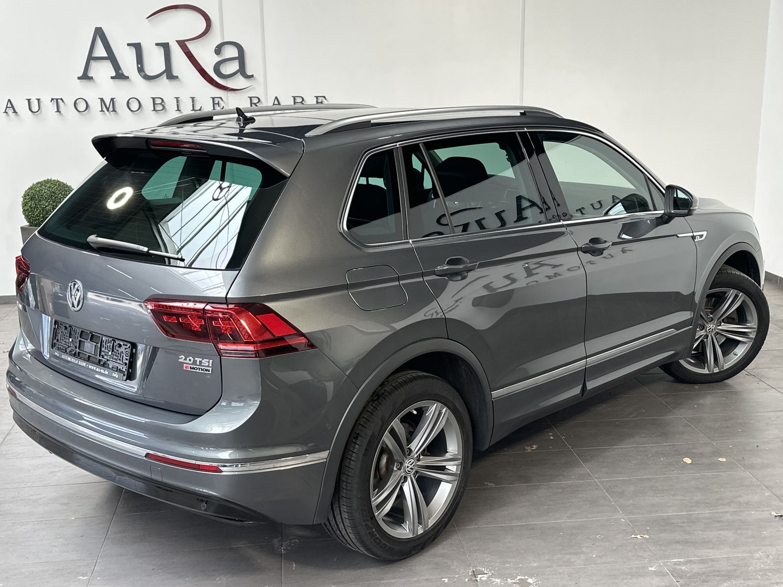 Fahrzeugabbildung Volkswagen Tiguan 2.0 TSI 4M R-Line NAV+LED+AHK+KAM+PANO+AC