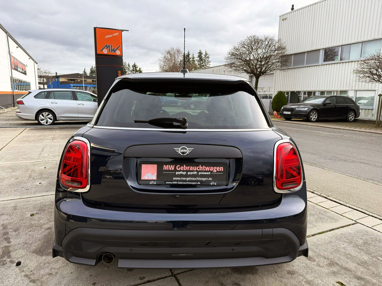 Fahrzeugabbildung MINI ONE 5-trg. Classic-Trim LED SHZ NAV PANO PDC BT