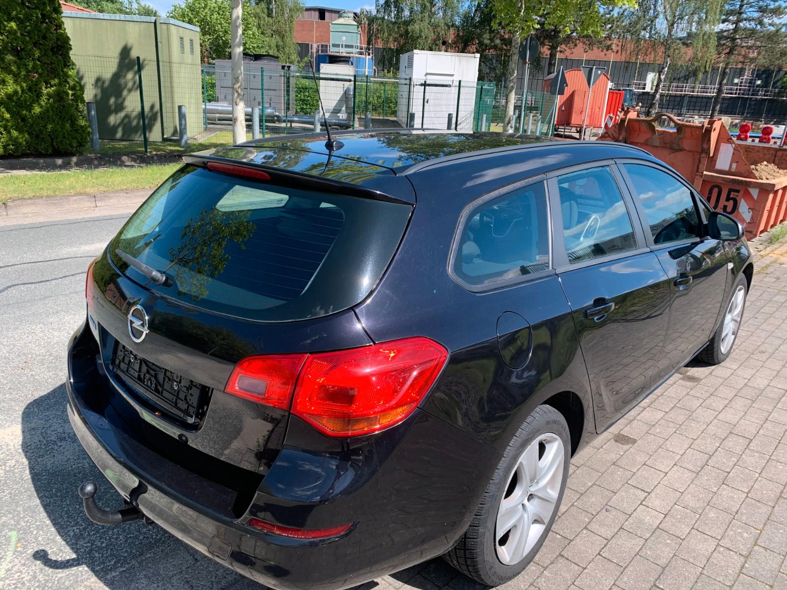 Opel Astra 2011 — interior