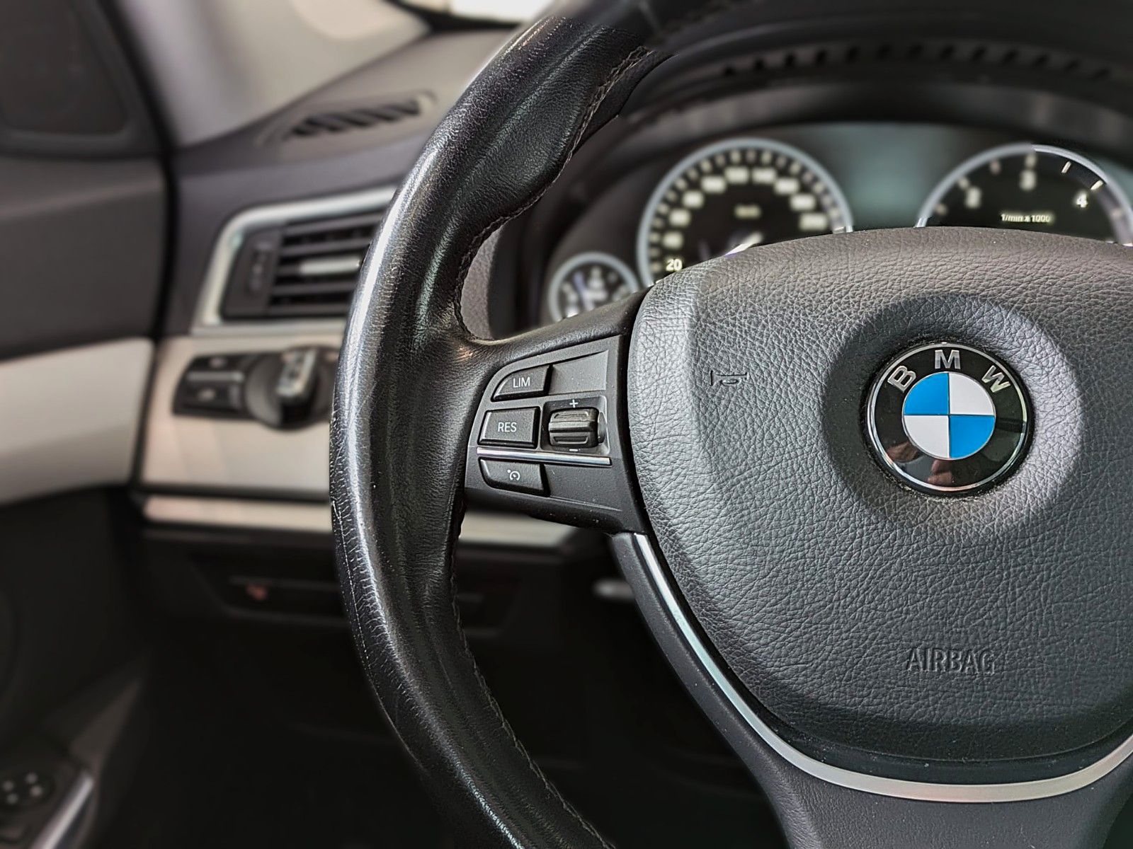 Fahrzeugabbildung BMW 530d GT xDRIVE LEDER PANO NAVI HiFi HUD STANDH.