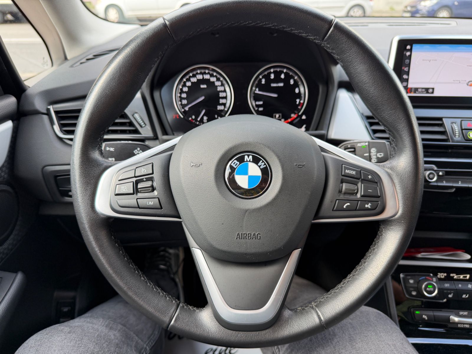 Fahrzeugabbildung BMW 220i Active Tourer NAVI AUTOMATIK LED 2-HAND