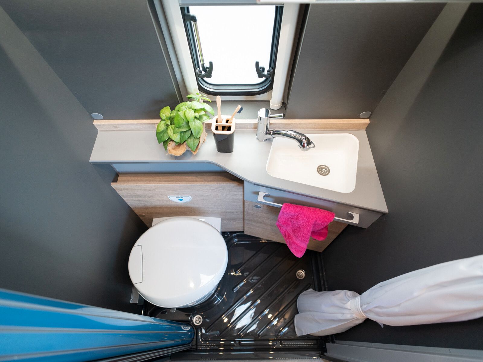 Fahrzeugabbildung Dethleffs Globetrail 640 EK Fiat Heckauszug/Rahmenfenster