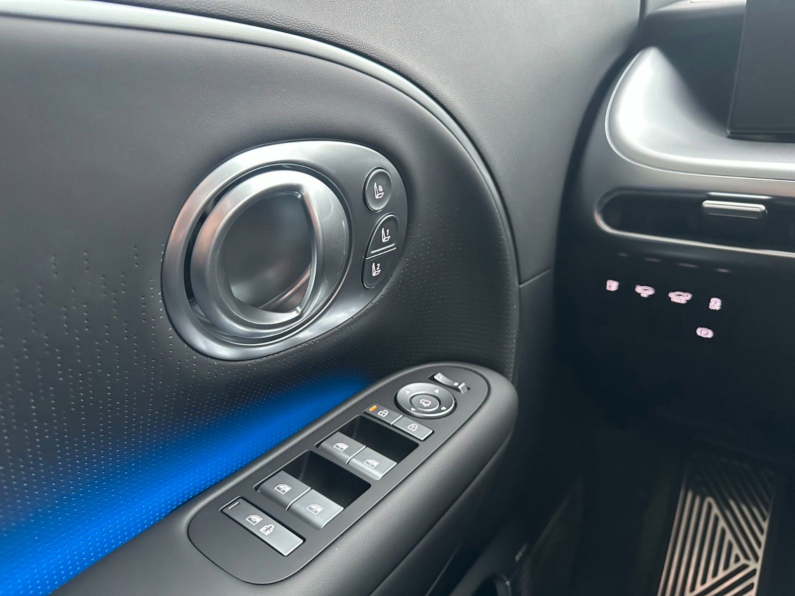 Fahrzeugabbildung Hyundai IONIQ 9 UNIQ 110kWh 360°/Bose/Leder!