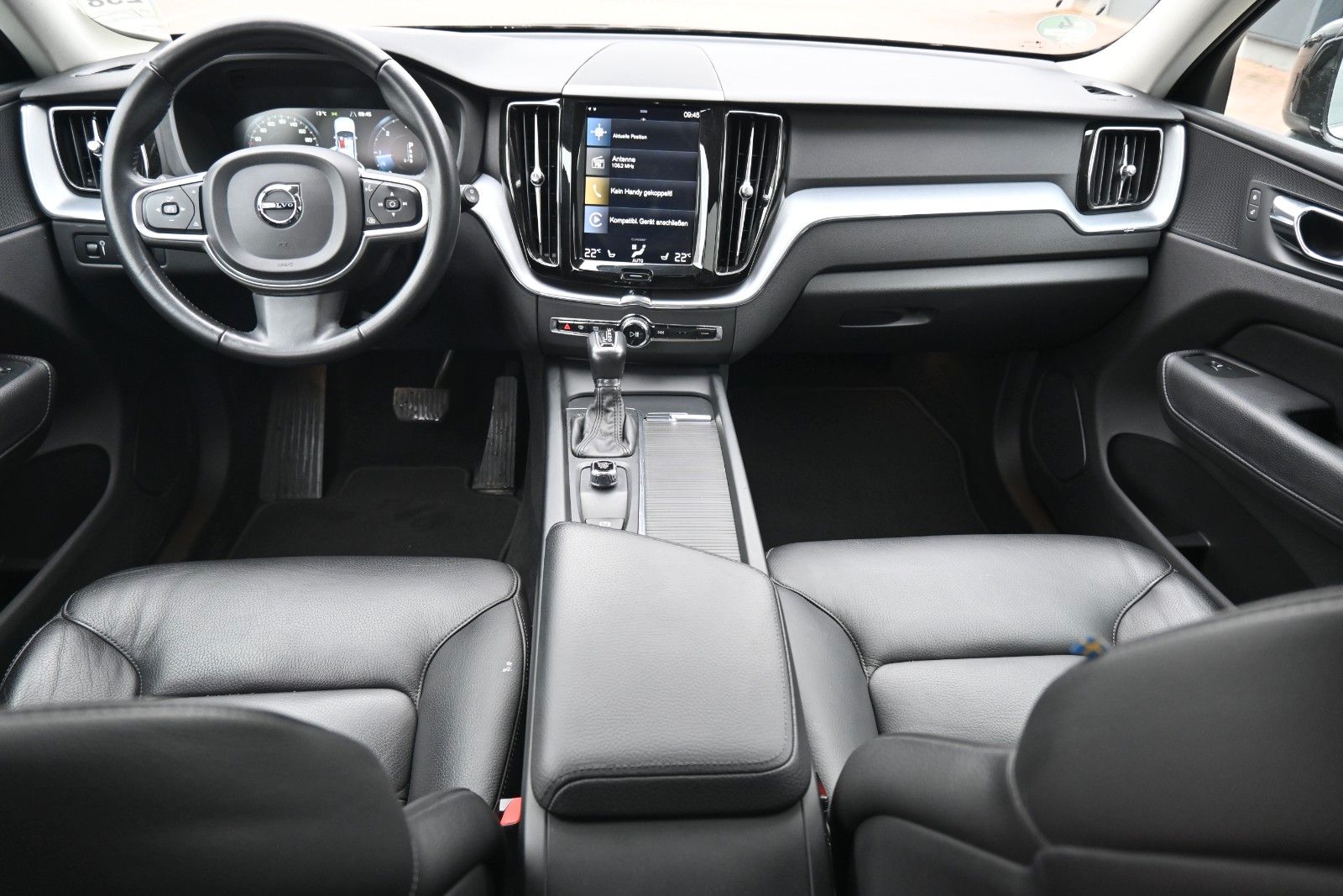 Fahrzeugabbildung Volvo XC60 D4 AWD Momentum *AHK*NAVI*LEDER*LED*