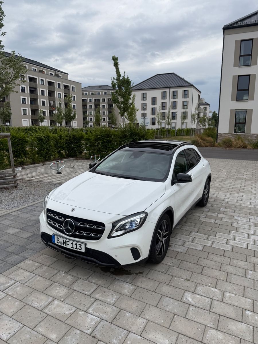 MERCEDES-BENZ GLA 220 4MATIC DCT -