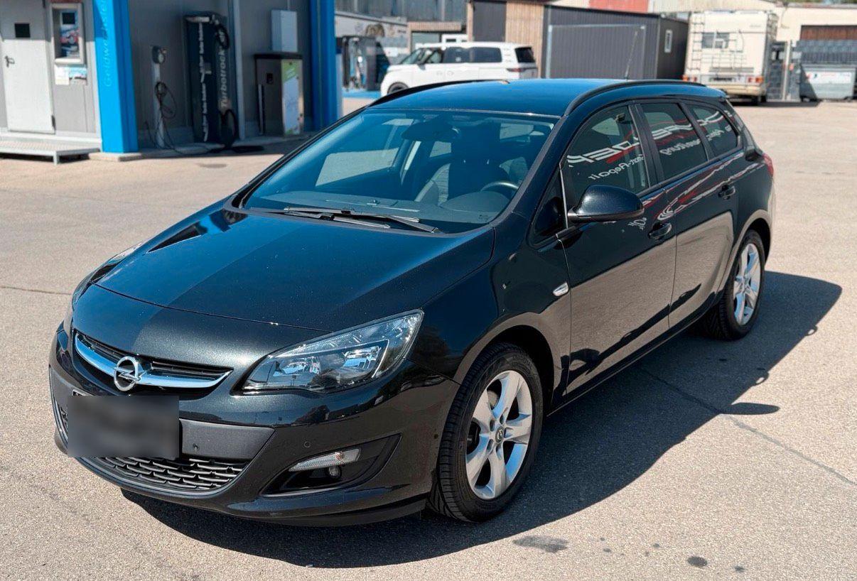 Opel Astra 2015 — вигляд ззаду