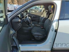 Fahrzeugabbildung Peugeot 2008 GT Pure Tec 130 EAT8, Schiebedach, Navi