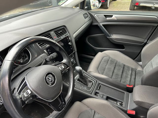 Fahrzeugabbildung Volkswagen Golf VII 1.5 Automatik+Navi+SHZ+Massagesitz+PDC+