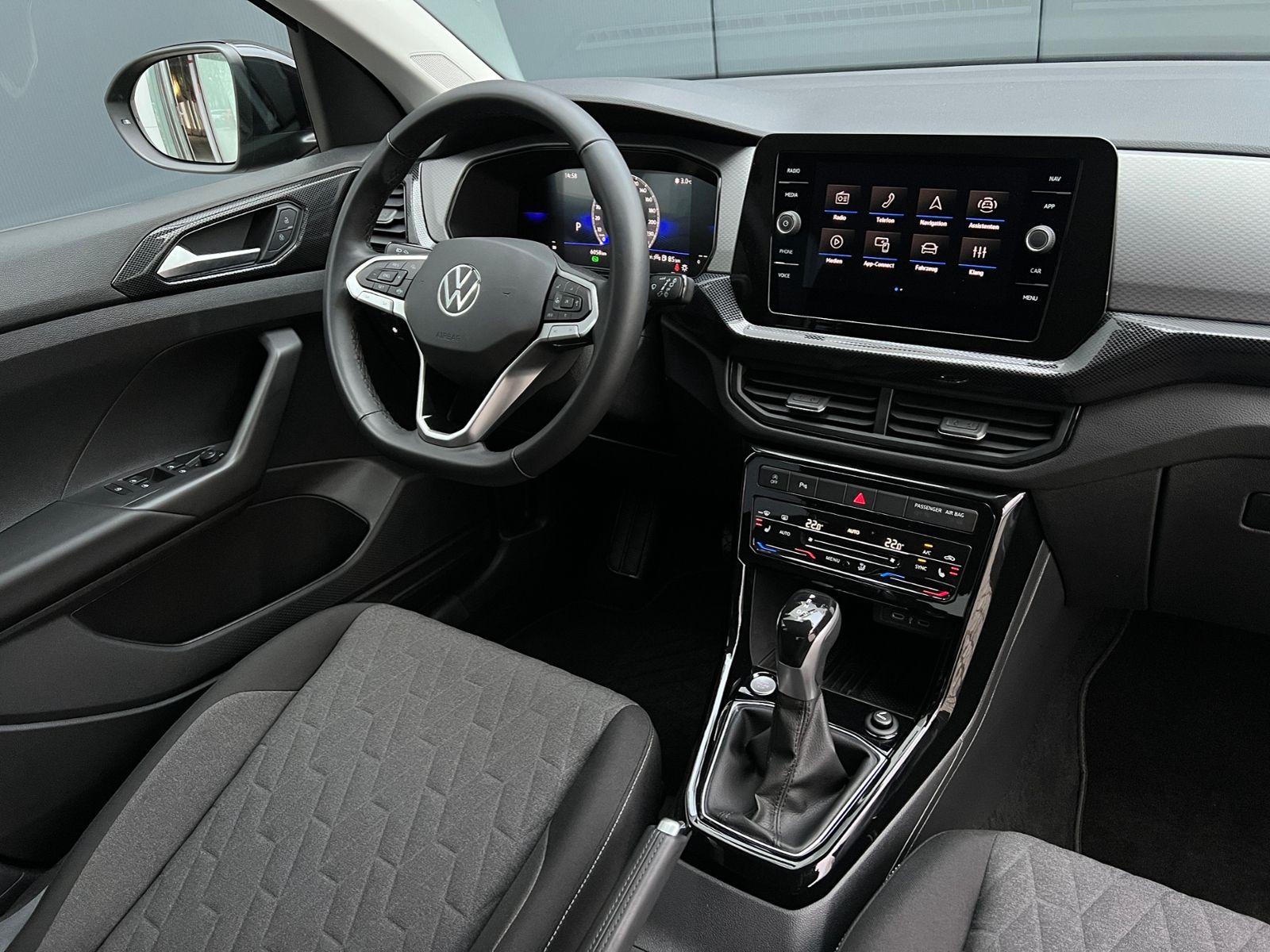 Fahrzeugabbildung Volkswagen T-Cross 1.5 TSI Life DSG *IQ-Light, PDC, Kamera,