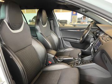 Skoda Octavia Combi RS *TEMPOMAT*NAVI*AHK*BI-XENON*