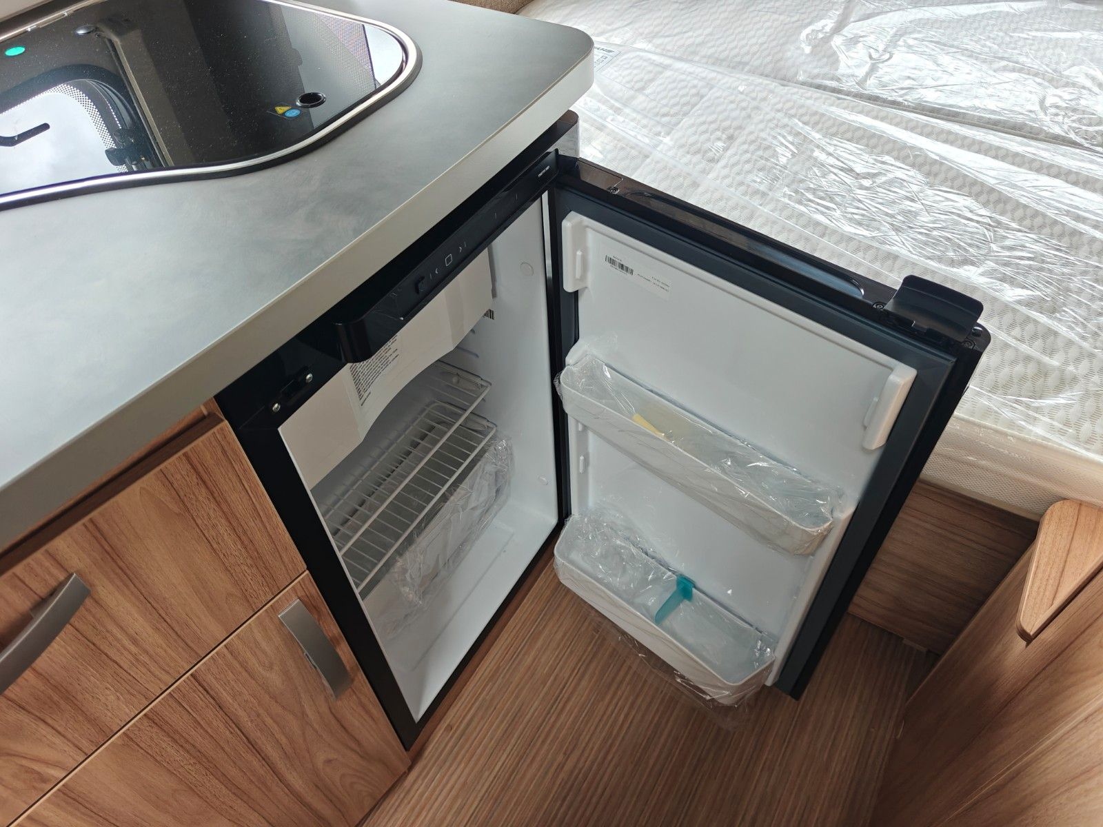 Fahrzeugabbildung HYMER / ERIBA / HYMERCAR Feeling 425 Schlafdach - JETZT 6.464€ SPAREN !!!