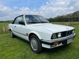 BMW 320i Cabrio  - BMW 320 aus 1988 mit Benzin-Antrieb: Cabrio, 320i