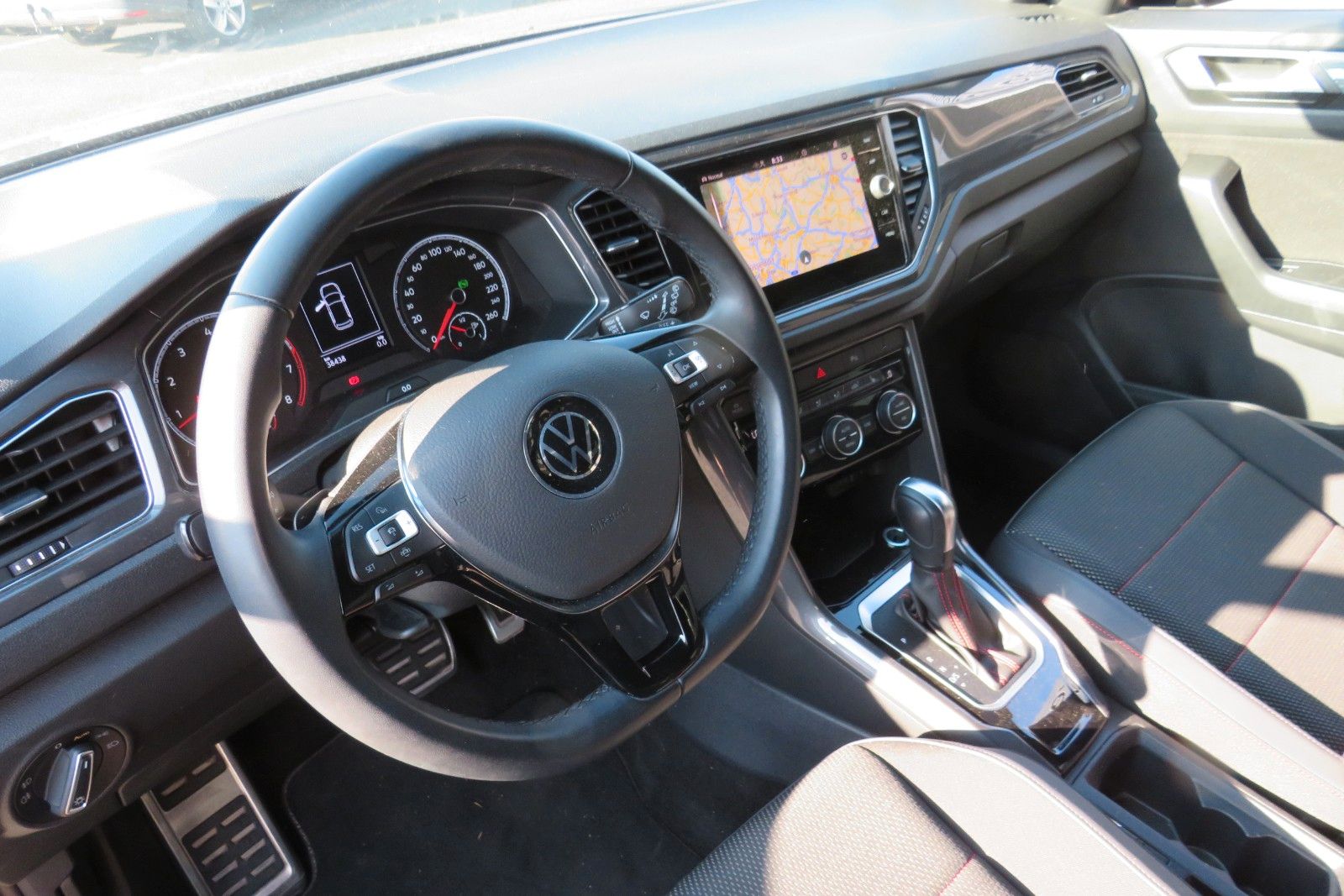 Fahrzeugabbildung Volkswagen T-Roc Sport ACC LED PDC NAVI DAB 1.HAND