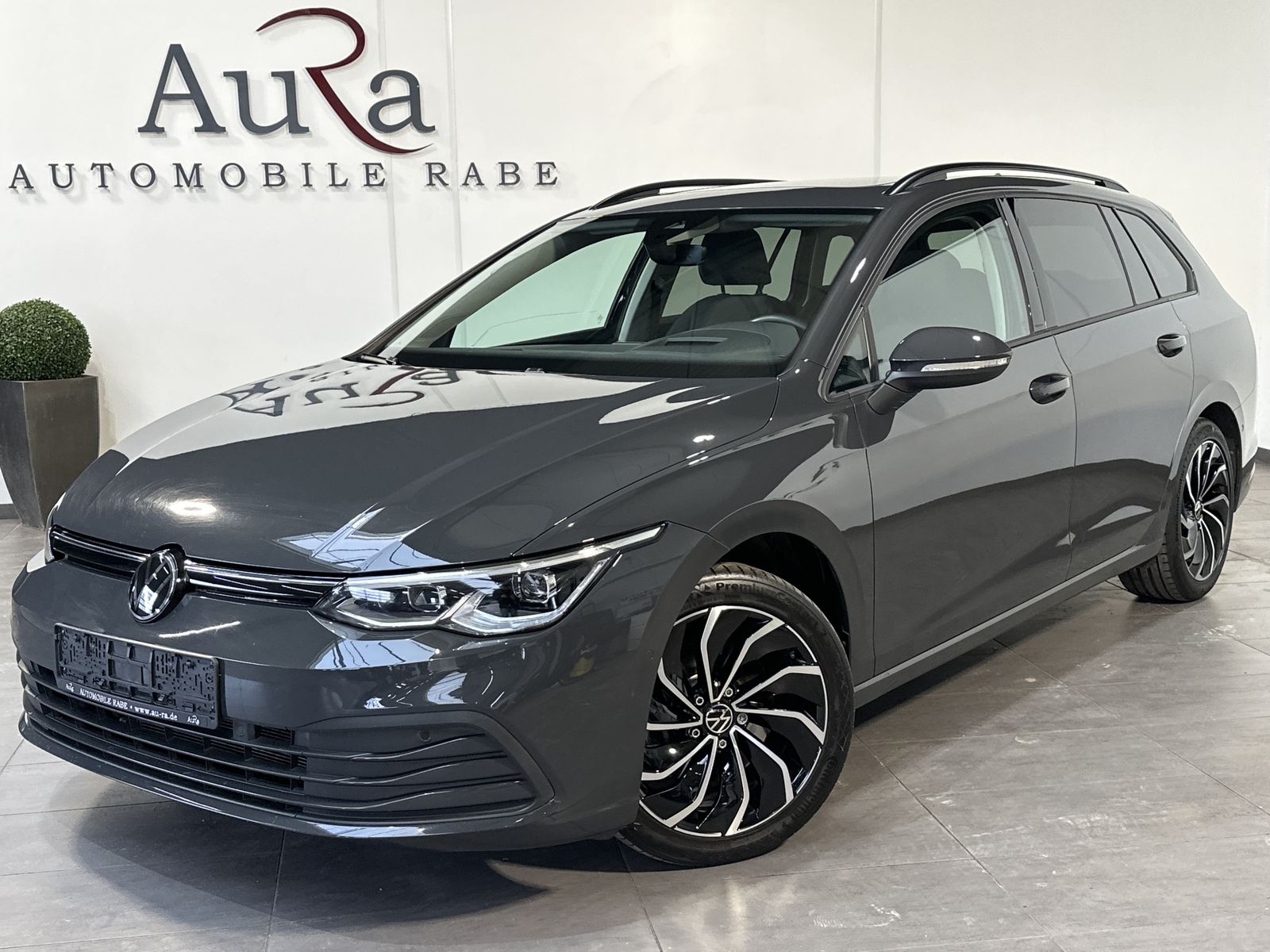 Fahrzeugabbildung Volkswagen Golf Variant 2.0 TDI DSG Life NAV+LED+PANO+AHK