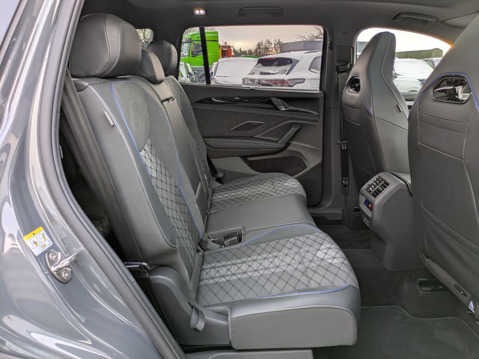 Fahrzeugabbildung Volkswagen Tayron 2.0 TDI 4M R-Line BLACK*7S*IQ-L.*PANO*HUD