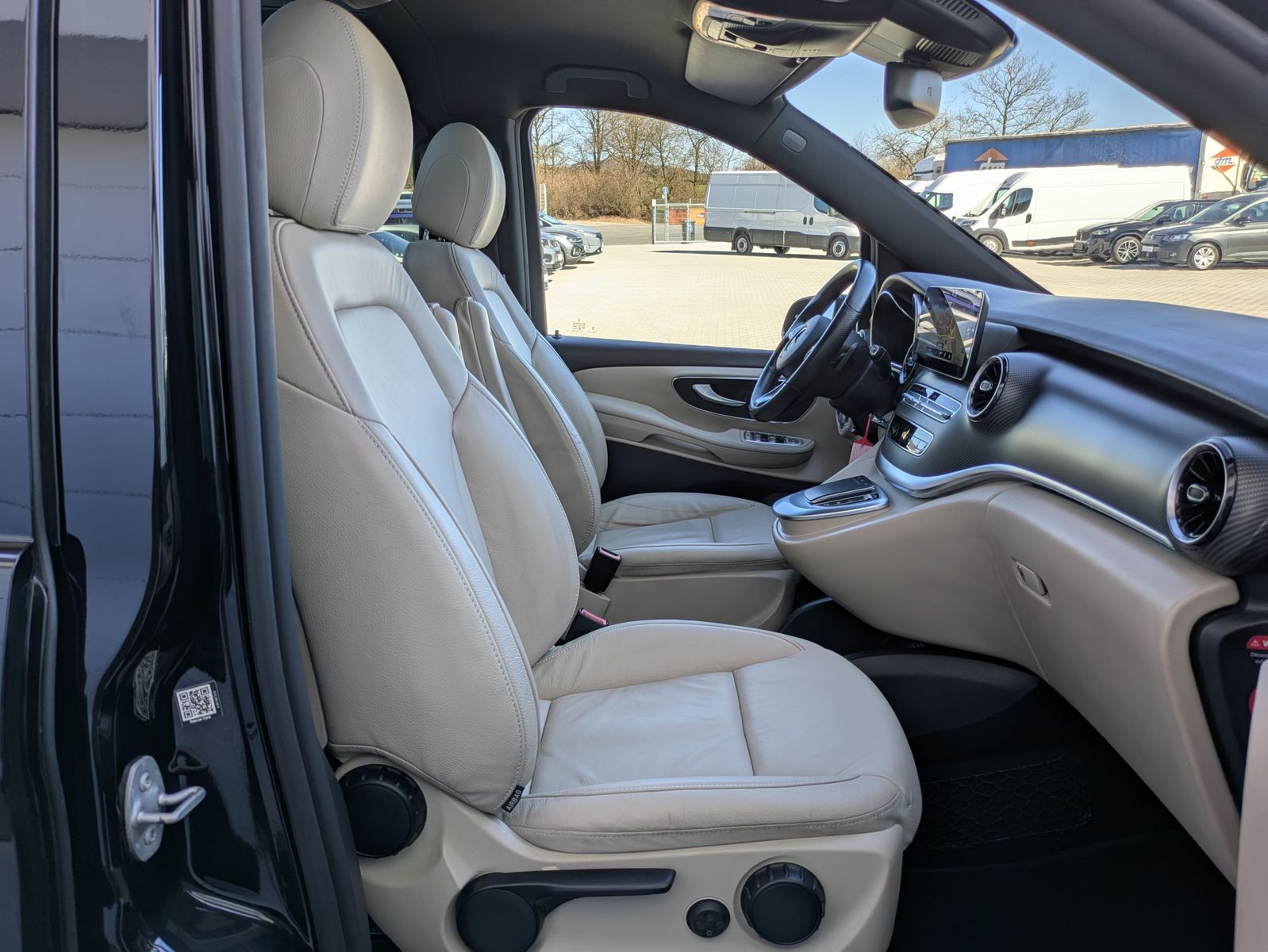 Fahrzeugabbildung Mercedes-Benz V 300 d 4MATIC AMG lang PANO*LED*LEDER*DISTR.