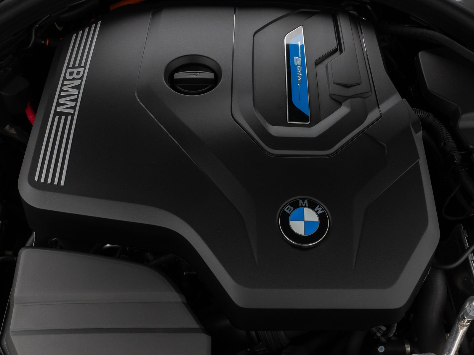 Fahrzeugabbildung BMW 330e Kamera DAB HiFi DrivingAssist Alarm Sport