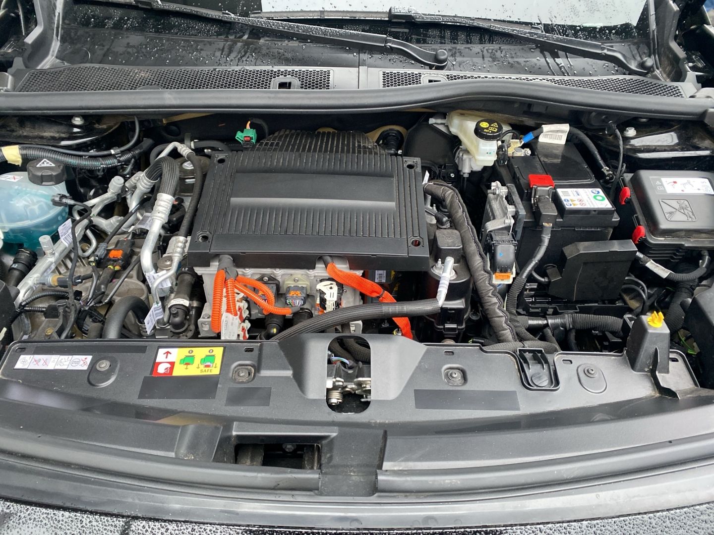 Fahrzeugabbildung Peugeot 2008 e- GT Elektromotor 136 *Sitzheizung*ACC*Kam