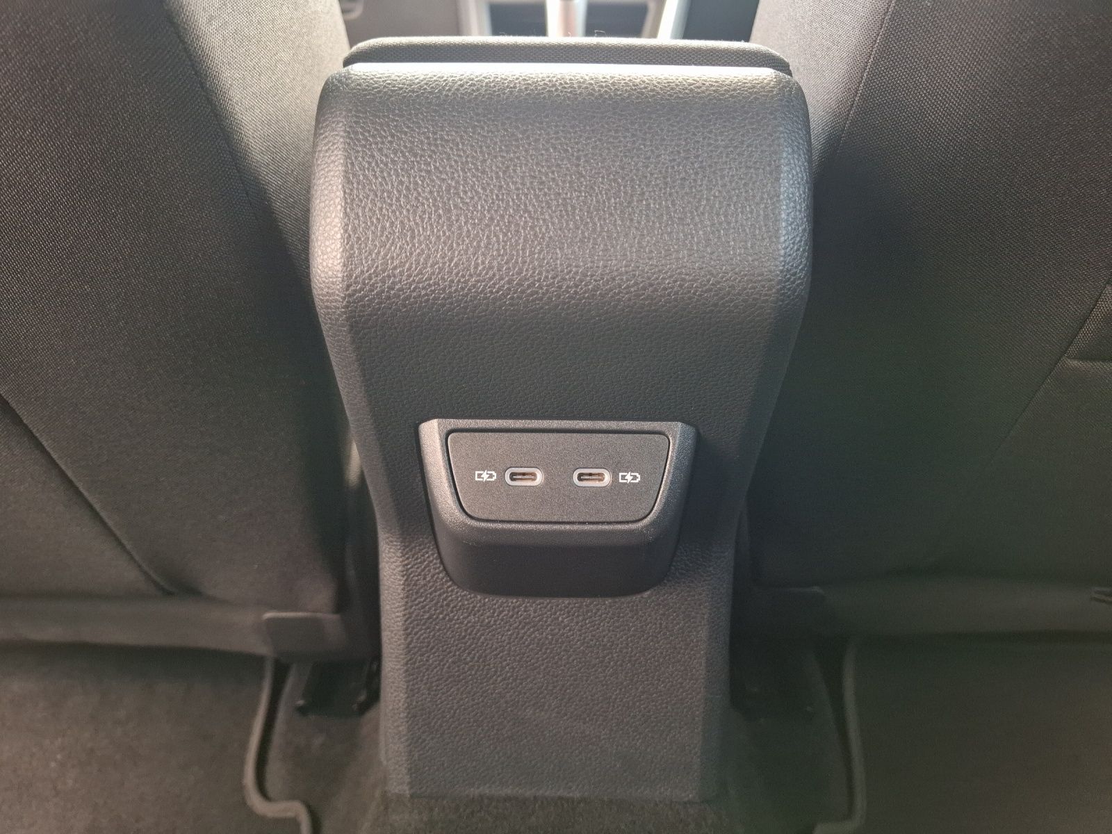 Fahrzeugabbildung Volkswagen Polo TSI R-Line DSG Matrix Navi AID ACC RFK SH