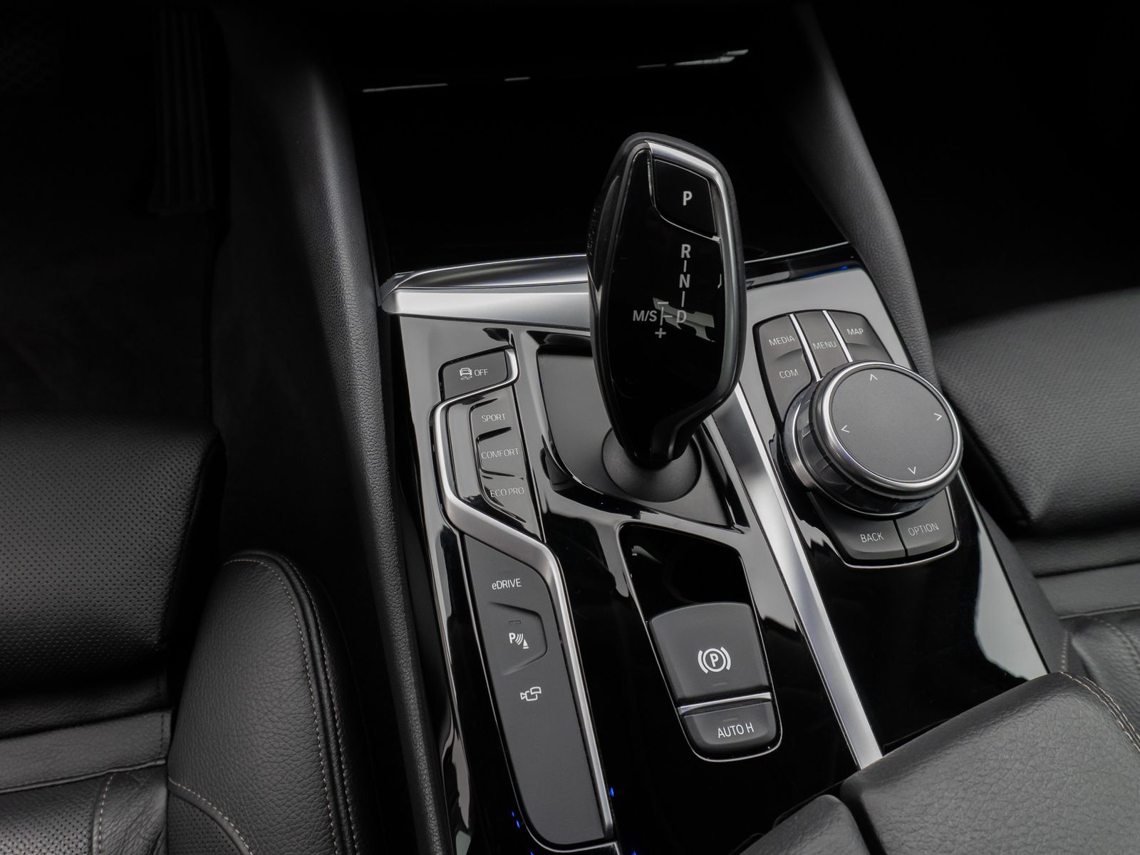 Fahrzeugabbildung BMW 530e iP Sport Line 360°HUD HiFi SoftCl Komfort