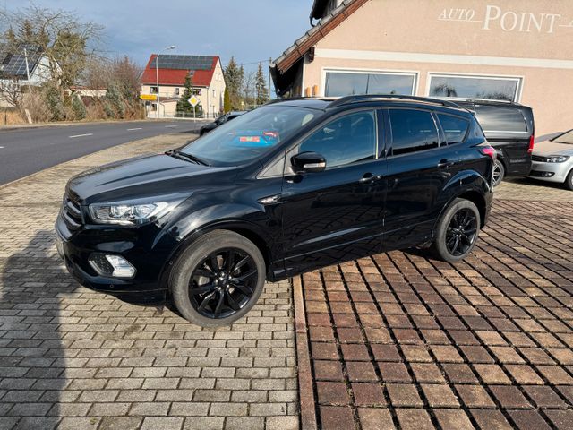 Ford Kuga ST-Line in Komplett Schwarz