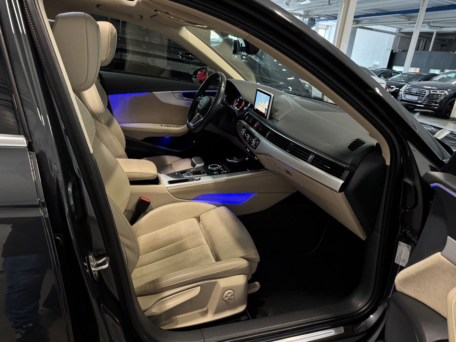 Fahrzeugabbildung Audi A4 Avant DESIGN S-TRONIC PANO STHD AHK LEDER