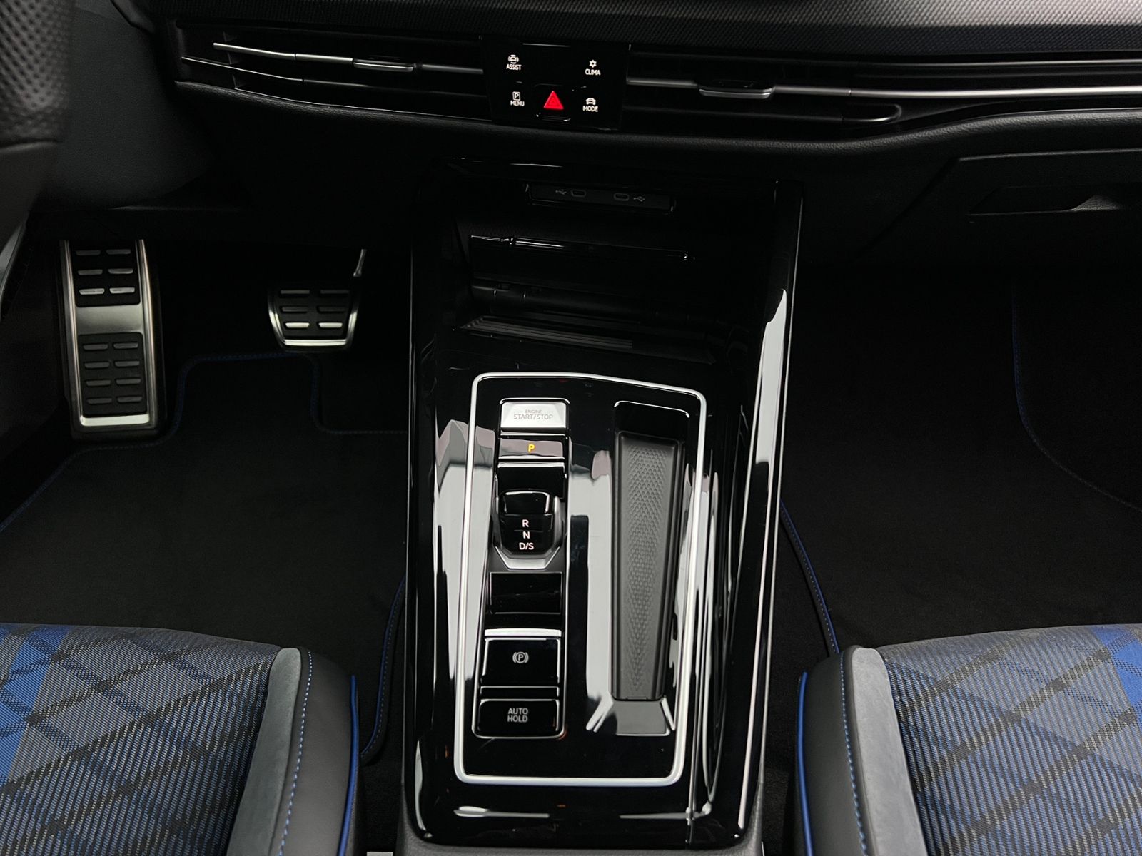 Fahrzeugabbildung Volkswagen Golf VIII R 2.0 TSI DSG 4MOTION *IQ.Light, Black