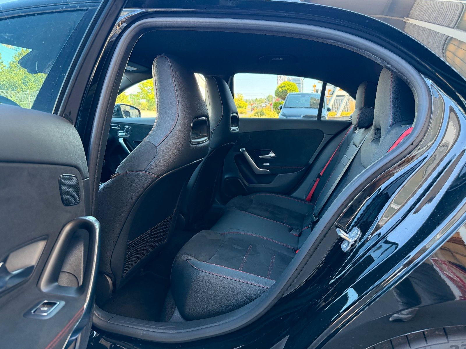 Fahrzeugabbildung Mercedes-Benz A 35 AMG 4Matic+Aero+StandH+360+MultiB+Memory