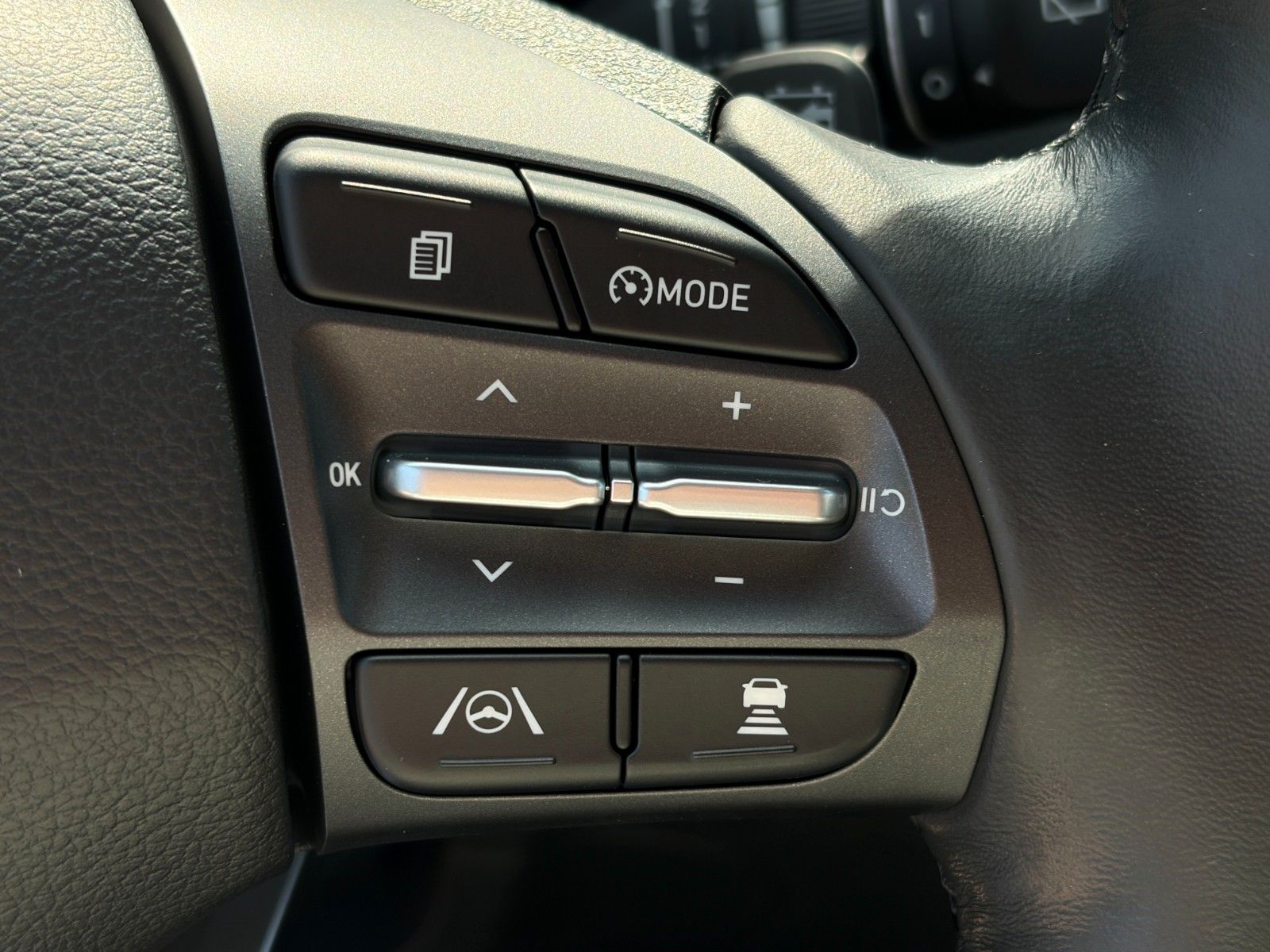 Fahrzeugabbildung Hyundai KONA E Select SHZ LHZ ACC Navi CarPlay PDC LKA