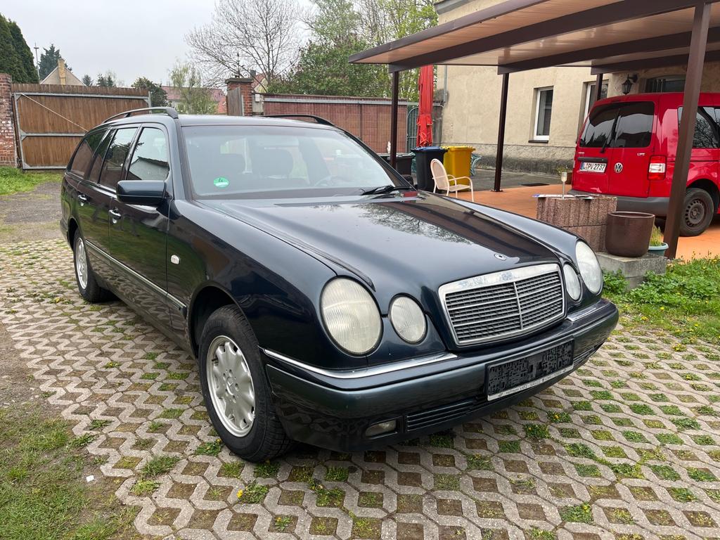 Mercedes-Benz E 240