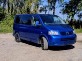 Volkswagen T5 Caravelle - blaue Volkswagen T5 Caravelle