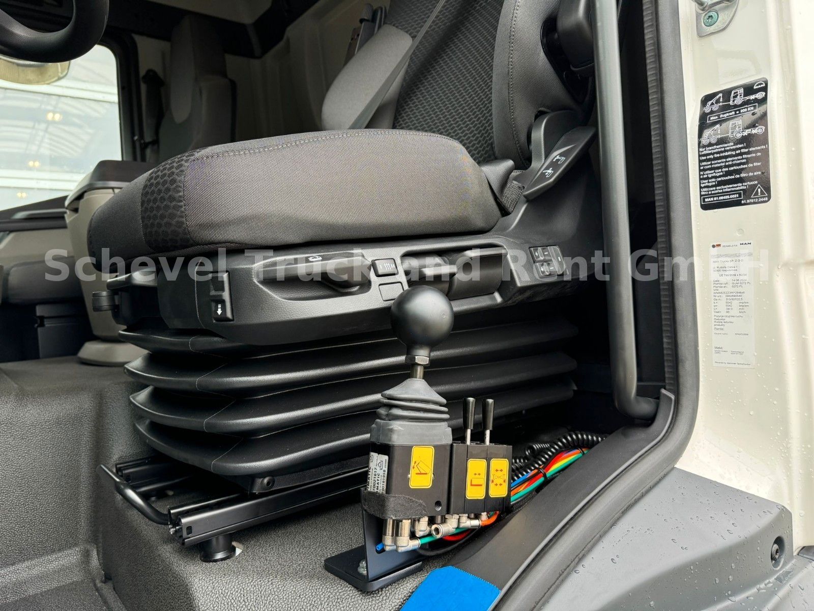 Fahrzeugabbildung MAN TGS 33.480 Abrollkipper HYVA  / 26-55s 6x6/60Ton