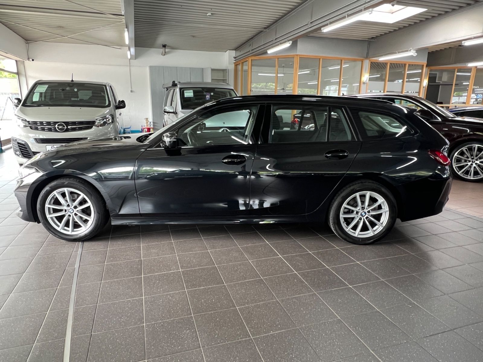 BMW 318d Touring Facelift+Keyless+Hifi+KurvenDISPLAY foto 6