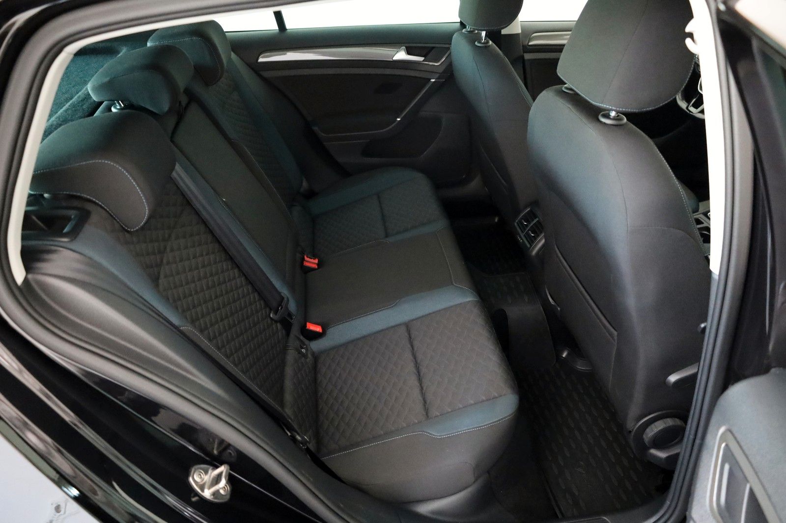 Fahrzeugabbildung Volkswagen Golf VII Lim. IQ.DRIVE Navi,LED,ACC,SH,PDC,SR+WR