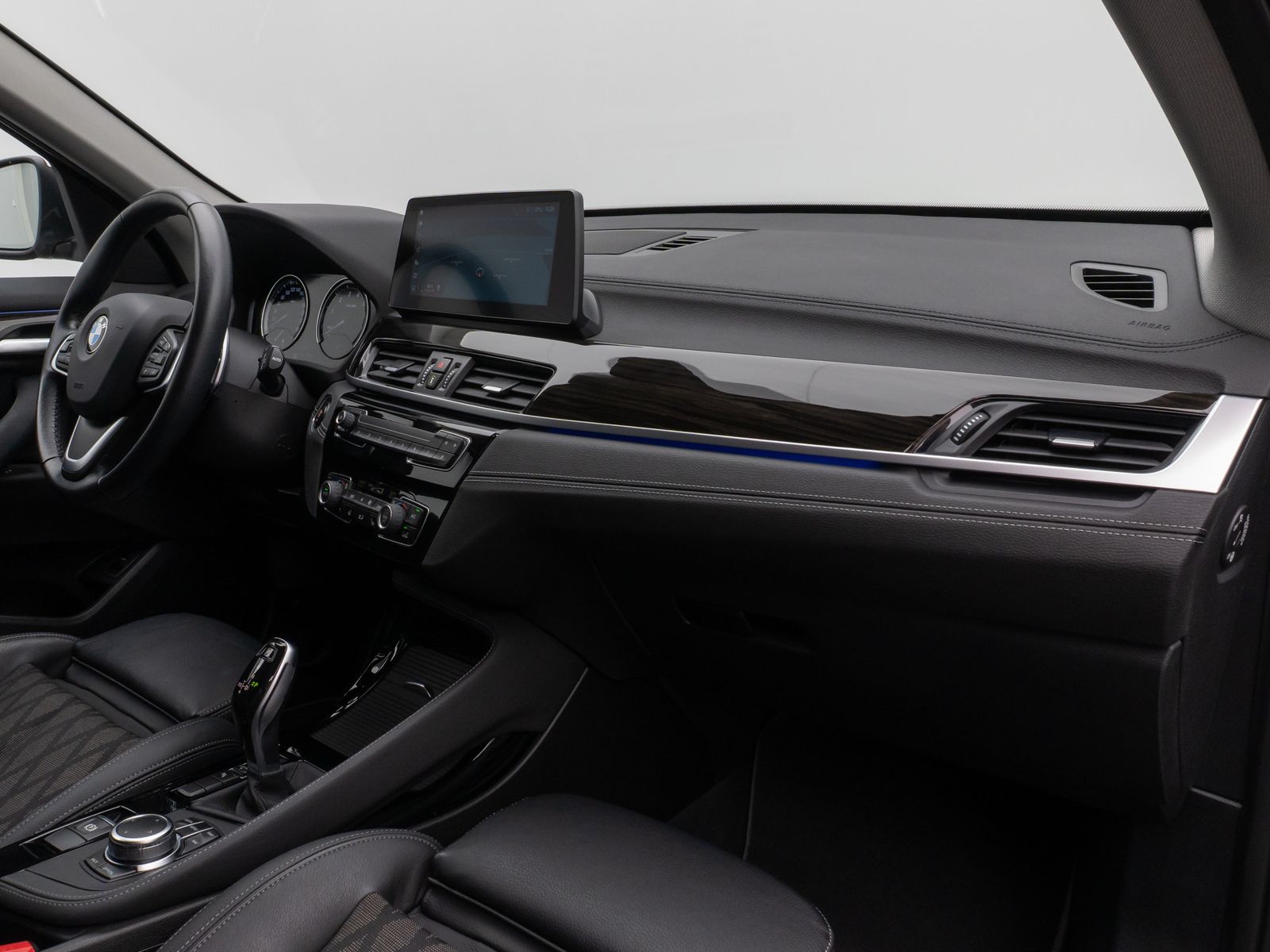 Fahrzeugabbildung BMW X1 sD20i xLine Kamera HUD DAB HiFi AHK Sport 18"