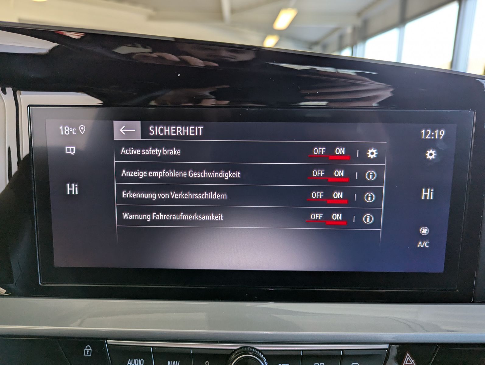 Fahrzeugabbildung Opel Mokka 1.2 Ultimate Aut. Winter-Paket Kamera ACC