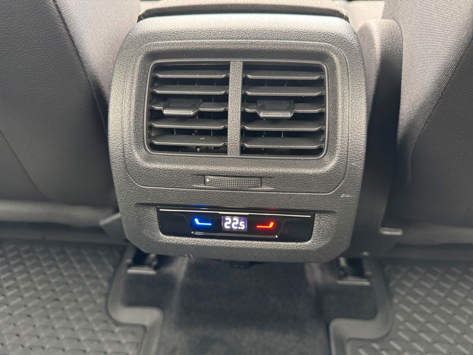 Fahrzeugabbildung Volkswagen Touran 1.5TSI Comfortline R-Line BMT/Start-Stopp