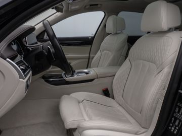 Fahrzeugabbildung BMW 750i xD M Sport 360°Laser Glasdach HUD DAB H/K