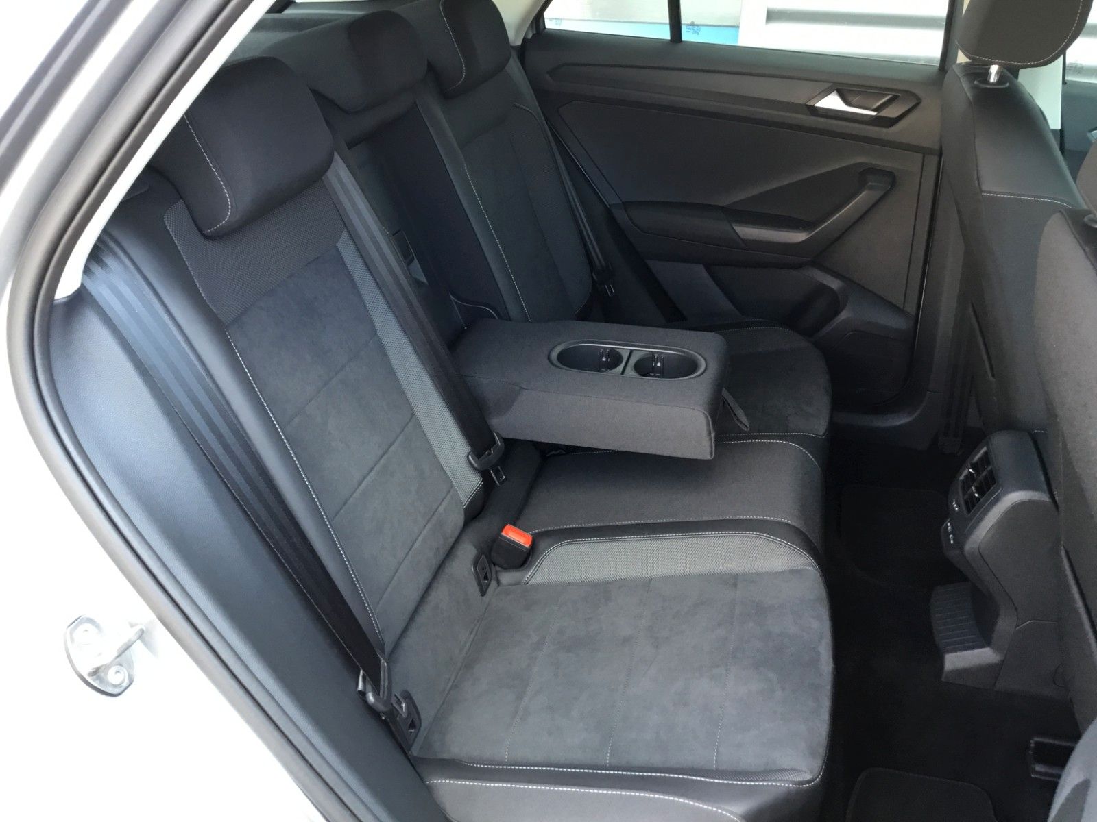 Fahrzeugabbildung Volkswagen T-Roc 1.5 TSI DSG Style+AHK+LED+ACC+17"+Kamera