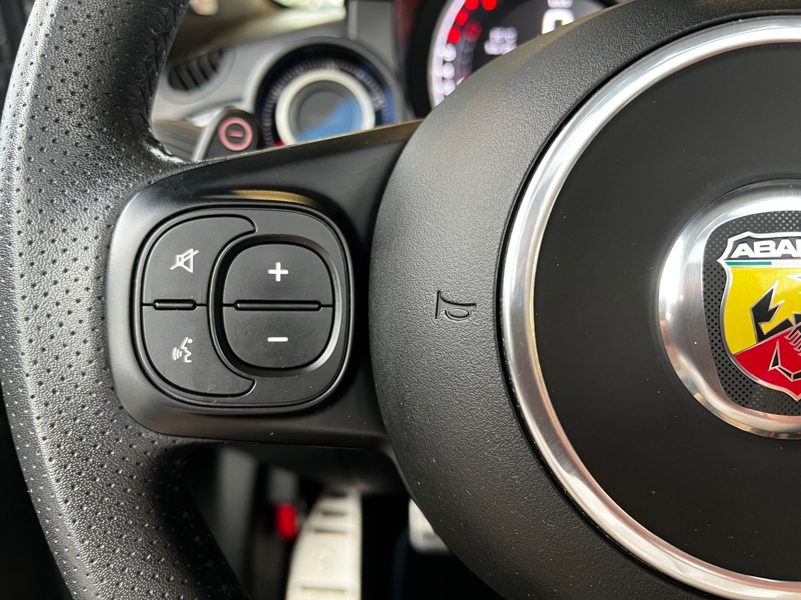 Fahrzeugabbildung Abarth 695C Rivale 175th Anniversary XEN NAVI LEDER Sit