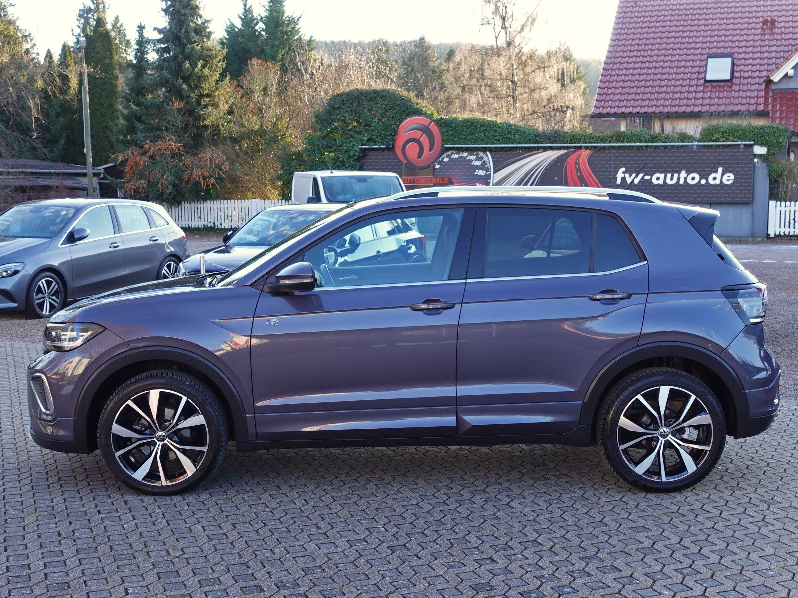 Fahrzeugabbildung Volkswagen T-Cross 1.5 TSI DSG R-Line AHK Matrix ACC RFK