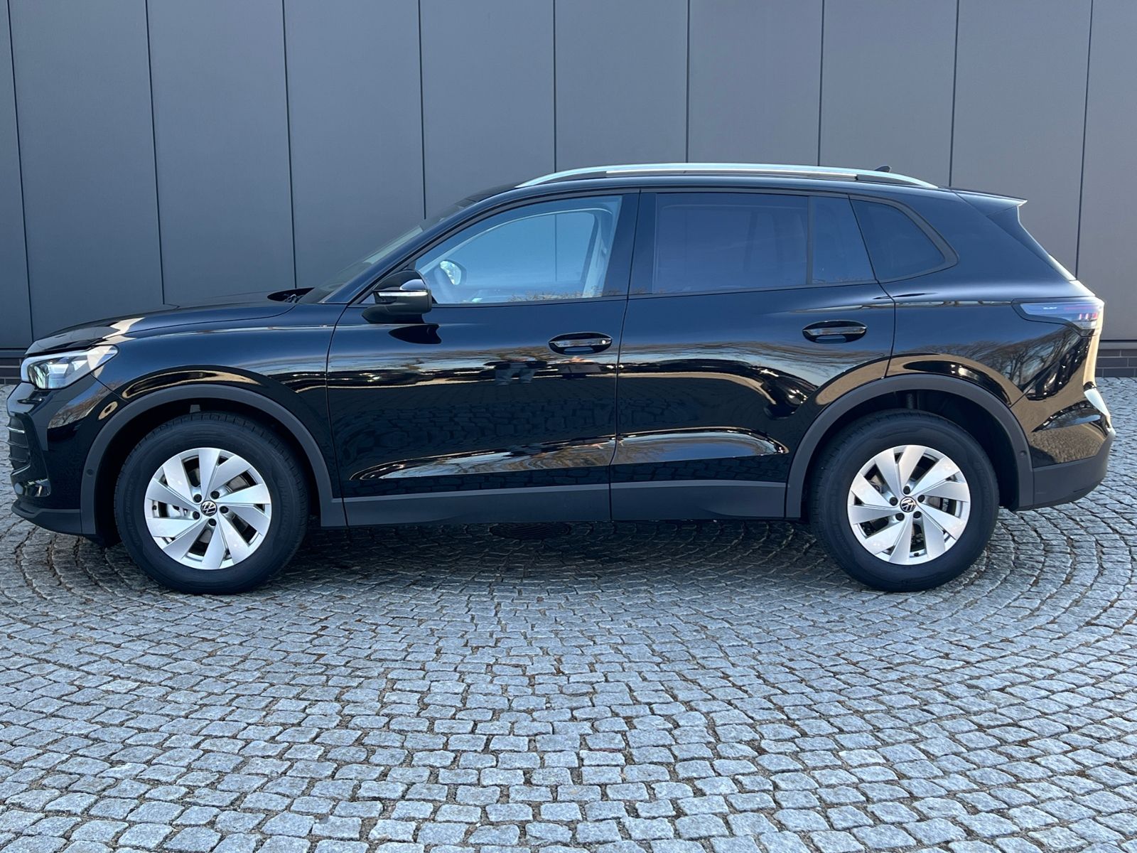 Fahrzeugabbildung Volkswagen Tiguan LIFE 1.5 eTSI DSG *AHK, LED Plus, Kamera,