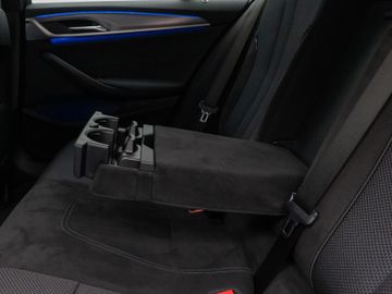 Fahrzeugabbildung BMW 520d xDr Tour HUD DAB Komfortzugang HI-FI