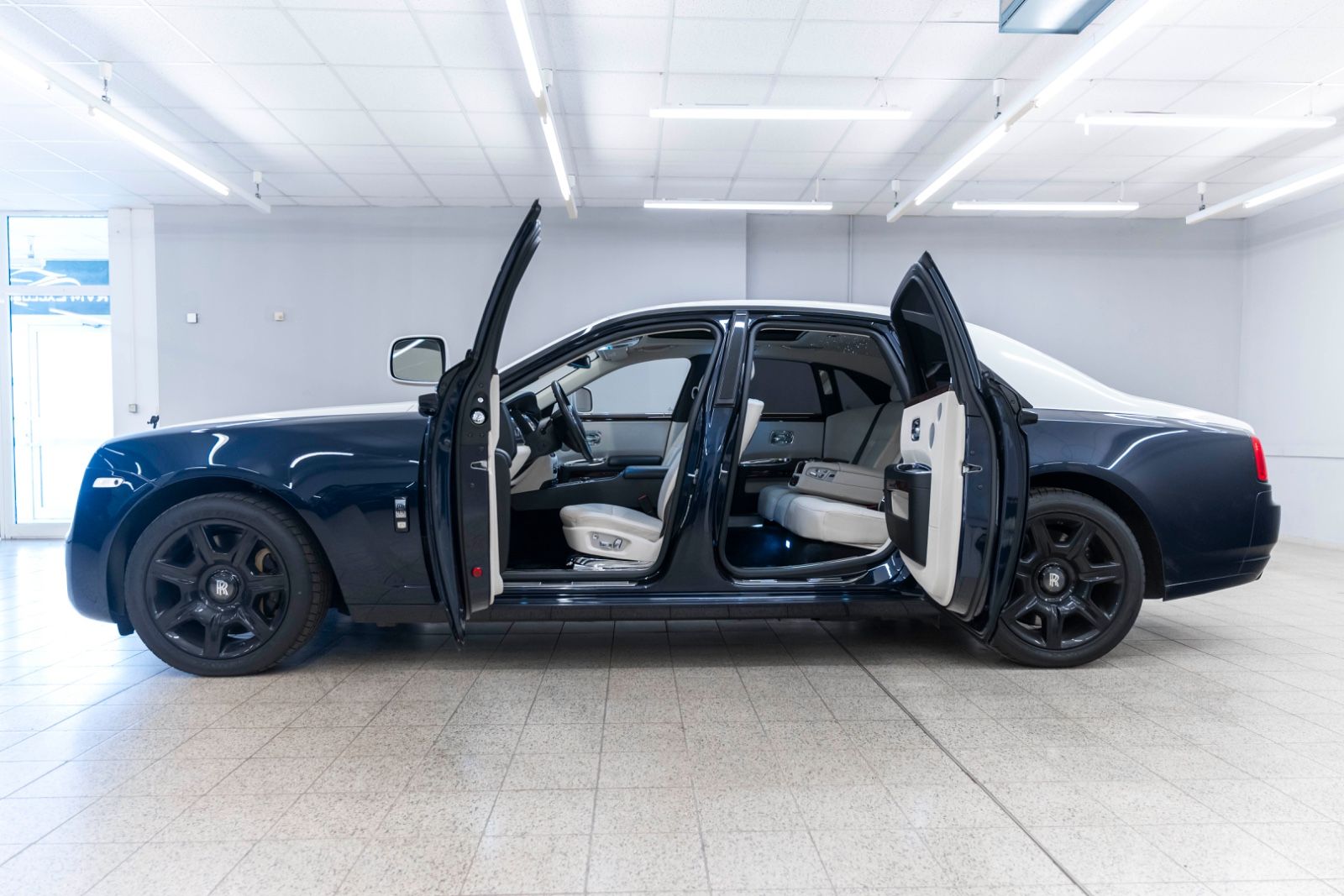 Fahrzeugabbildung Rolls-Royce Ghost V12 TWO TONE FACELIFT STERNHIMMEL KÜHLBOX