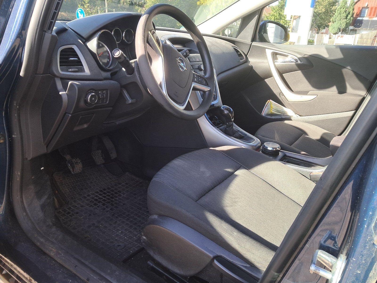 Opel Astra 2012 — interior