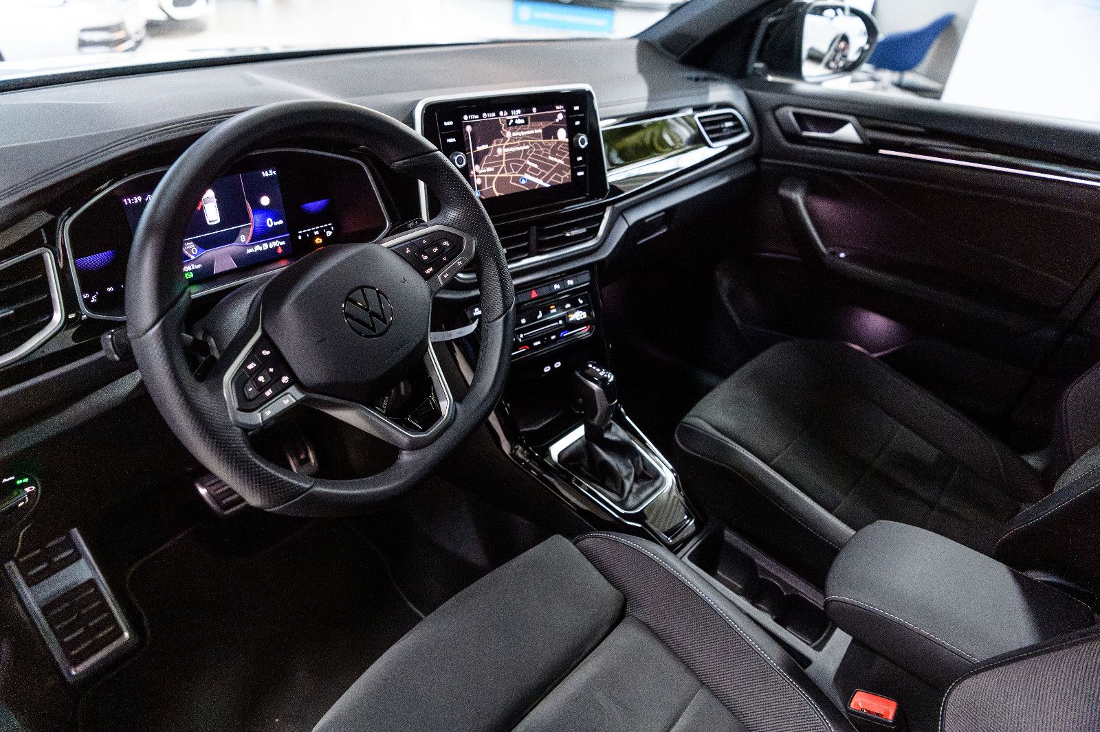 Fahrzeugabbildung Volkswagen T-Roc R-Line 1.5 TSI DSG LED+AHK+NAVI+ACC+KAMERA