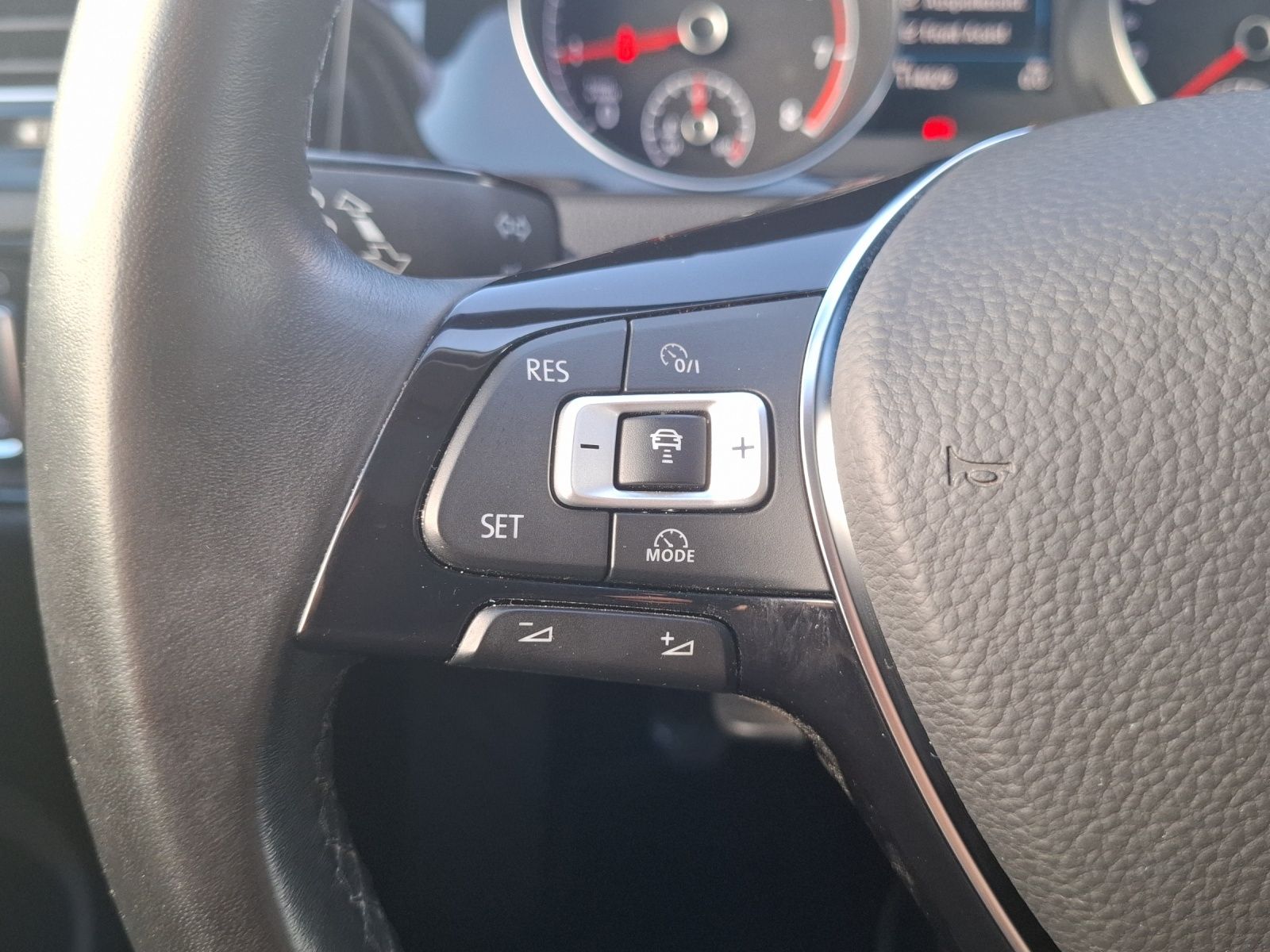 Fahrzeugabbildung Volkswagen Golf VII TSI Higline LED AHK Navi Pano ACC RFK S