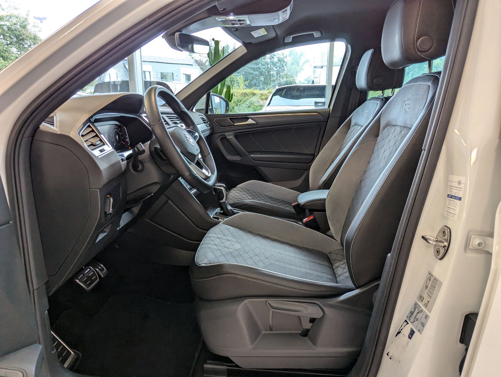 VW Tiguan R-Line eHybrid Matrix Kamera DCC ACC 20" - Image 12