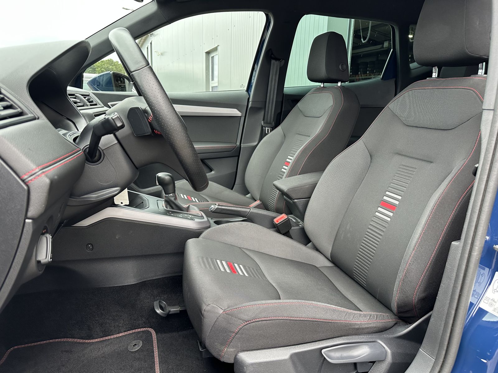 Fahrzeugabbildung SEAT Arona 1.0 TSI FR-Line DSG NAV+SHZ+APS+DAB+TEMPO+